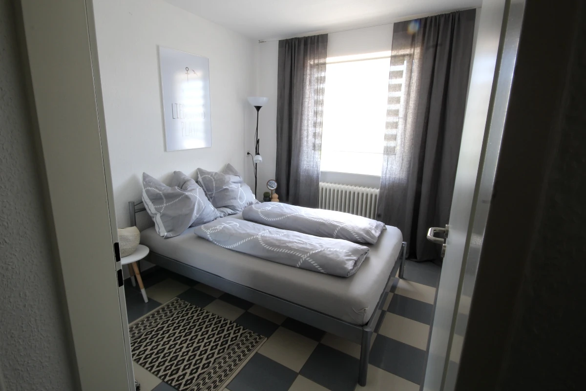 Schlafzimmer mit Queensizebett